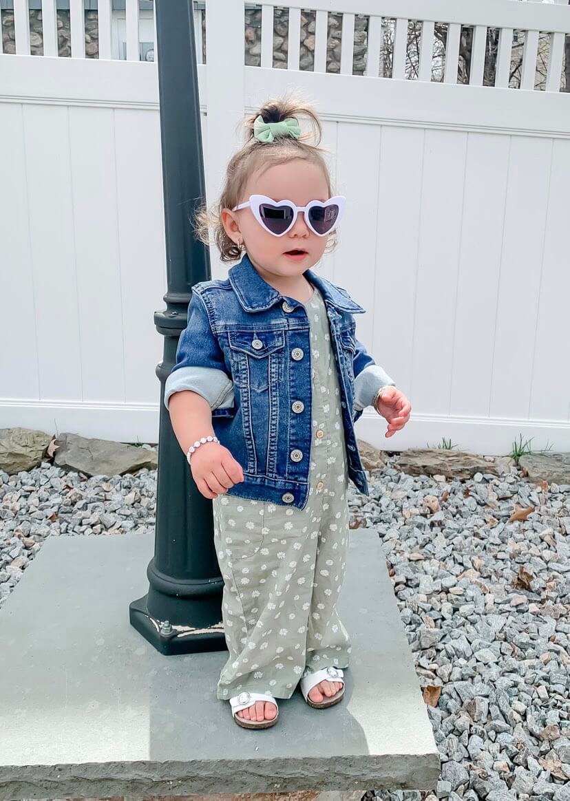 Toddler girl is wearing a set of bow clips for toddler girls from By Bella Boutique. Toddler girl is wearing a set of bow clips for toddler girls from By Bella Boutique.