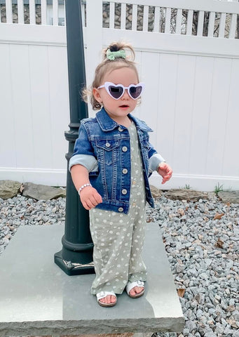 Toddler girl is wearing a set of bow clips for toddler girls from By Bella Boutique. Toddler girl is wearing a set of bow clips for toddler girls from By Bella Boutique.